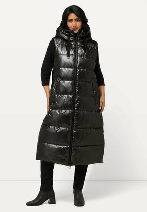 Gilet lungo invernale lucido nero con colletto alto e cappuccio. Presenta una chiusura frontale con zip, tasche a filetto e un design trapuntato.