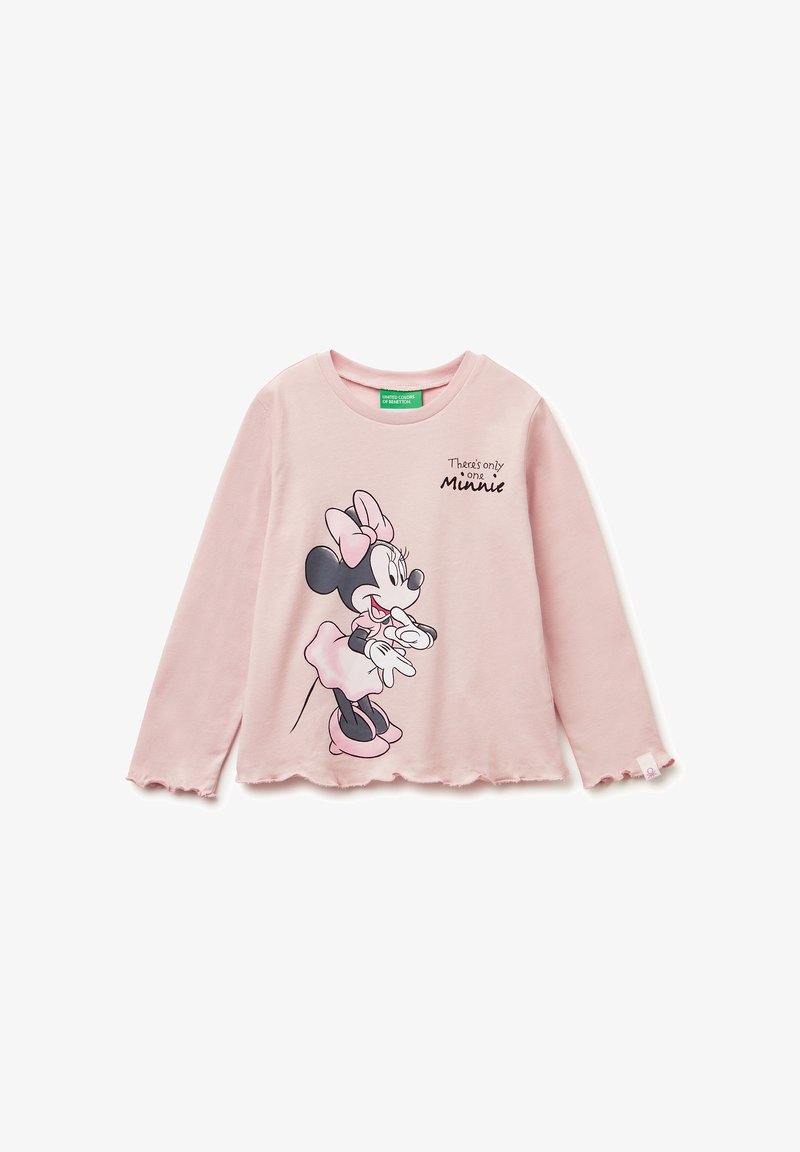 Lichtroze langmouwen T-shirt met een zwart-wit afbeelding van een cartoonfiguur met een strik, een golvende zoom en tekstdetails.