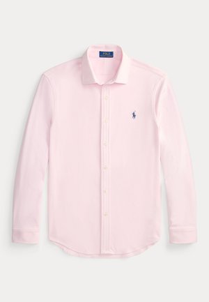 Chemise rose claire à manches longues avec boutons et col, avec le logo Polo Ralph Lauren bleu brodé sur la poitrine gauche.