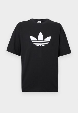 Čierne bavlnené tričko s krátkymi rukávmi, na ktorom sa nachádza veľké biele logo Adidas a tri horizontálne pruhy na dolnej časti. Klasický dizajn s kruhovým výstrihom.