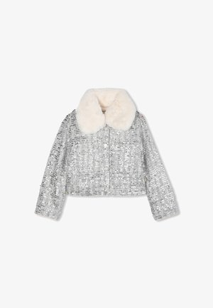 Veste cropped en sequins argentés avec un col en fausse fourrure blanche, dotée de manches longues et de fermetures à boutons à l'avant. Détail de surface texturée.