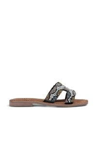 Geleide slidesandalen met twee brede banden in zwart, grijs en metallic tinten, voorzien van een platte zool en een gestructureerd oppervlak.