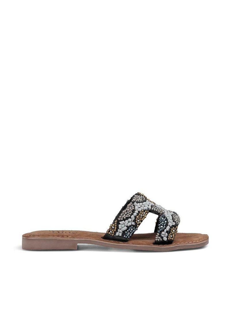 Geleide slidesandalen met twee brede banden in zwart, grijs en metallic tinten, voorzien van een platte zool en een gestructureerd oppervlak.