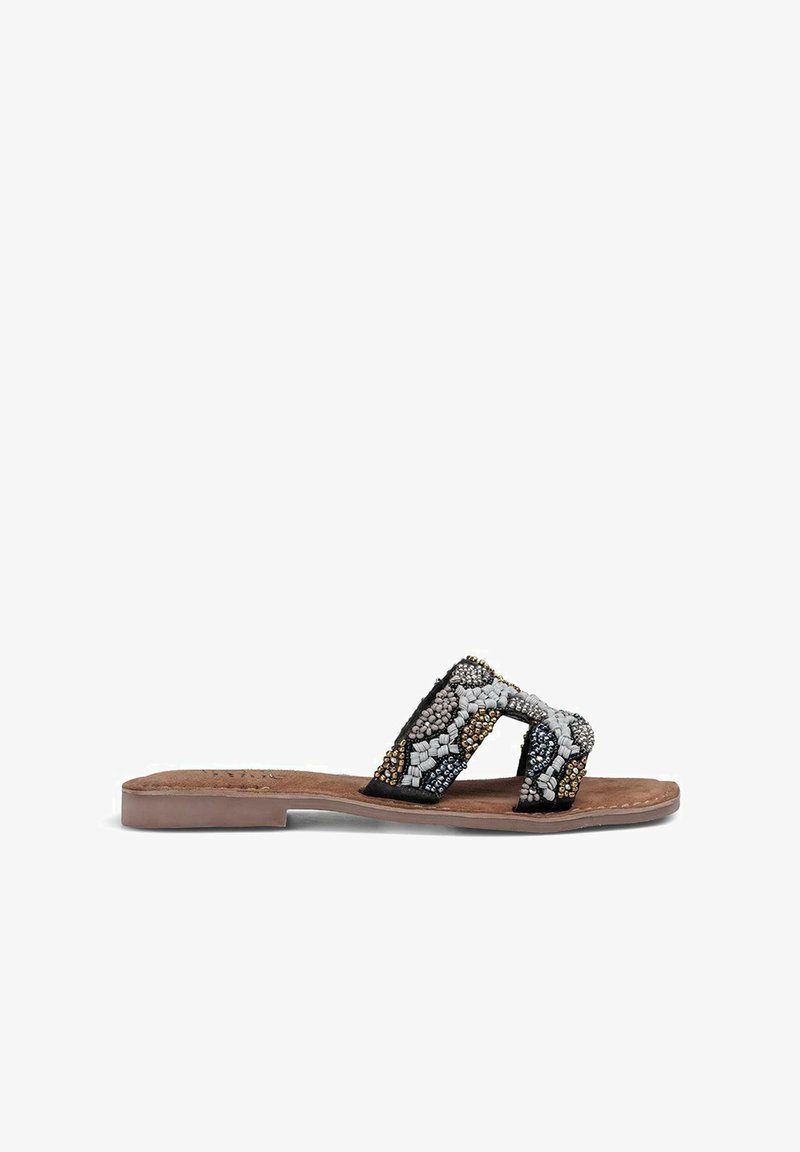 Geleide slidesandalen met twee brede banden in zwart, grijs en metallic tinten, voorzien van een platte zool en een gestructureerd oppervlak.