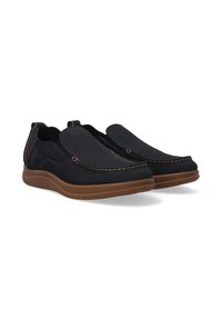 Granatowe buty wsuwane wykonane z miękkiej zamszowej cholewki, z kontrastującymi szwami, gumową podeszwą i teksturowanymi akcentami na cholewce dla dodatkowego wykończenia.