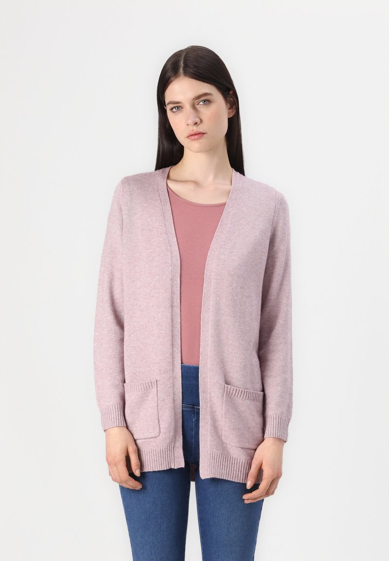 Cardigan rosa chiaro realizzato in materiale morbido, con scollatura a V, apertura frontale e due tasche anteriori. Polsini e orlo a costine.