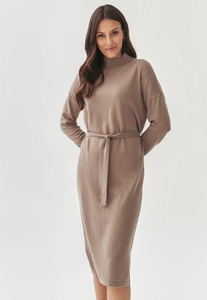 Strick-Midi-Kleid in Hellbraun, mit hohem Kragen, langen Ärmeln, tailliertem Bund und einer figurbetonten Silhouette mit glatter Textur.