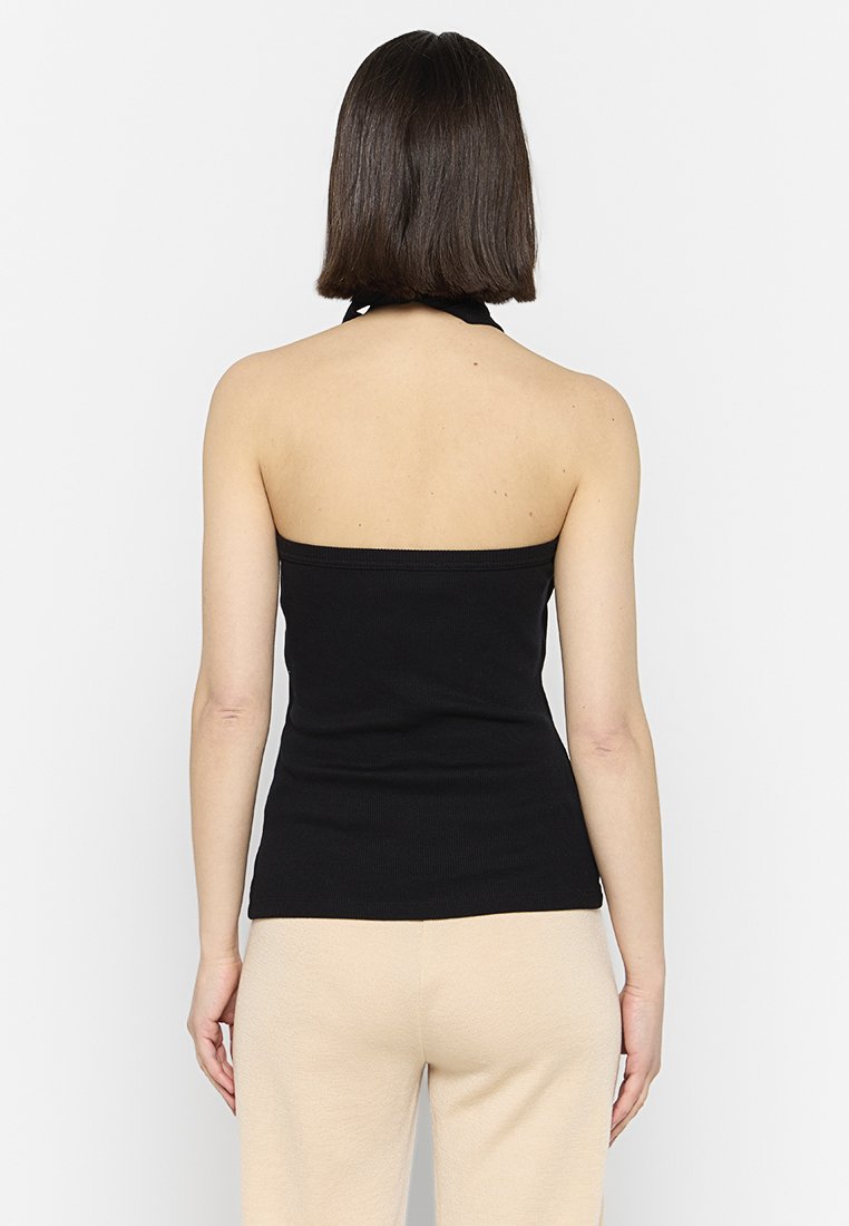 Schwarzes, geripptes Neckholder-Top mit taillierter Silhouette und offenem Rückendesign, aus einem weichen, dehnbaren Material gefertigt. Keine auffälligen Muster.