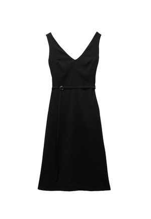 Schwarzes ärmelloses Kleid mit V-Ausschnitt, tailliertem Oberteil, A-Linien-Silhouette und einem Gürtel mit einer runden Schnalle an der Taille.