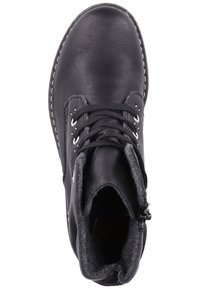 Botín negro de cuero hasta el tobillo con un acabado texturizado, diseño con cordones, ojales plateados y un forro de tela gris en el cuello.