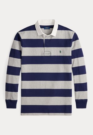 Ilgos rankovės regbio marškinėliai su tamsiai mėlynomis ir šviesiai pilkomis horizontaliomis juostelėmis, baltu apykakle ir mažu žaliu siuvinėtu logotipu kairėje krūtinės pusėje.