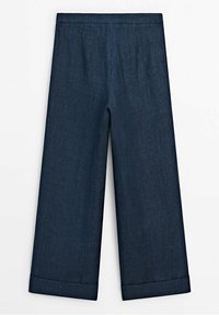 Granatowe spodnie o szerokich nogawkach, o gładkiej fakturze i złożonym wykończeniu. Posiadają płaską talię bez widocznych zapięć lub kieszeni.