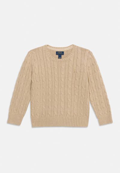 Pull beige à tricot torsadé avec manches longues, poignets et ourlet côtelés, et col rond, avec un petit logo brodé sur la poitrine.