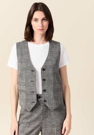 Gilet a scacchi grigi con cinque bottoni e design aperto, indossato sopra una t-shirt bianca. Presenta una vestibilità su misura e una texture del tessuto liscia.