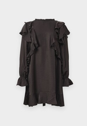 Vestido preto feito de tecido brilhante com acabamento frisado ao longo dos ombros e mangas. Apresenta um decote alto e punhos largos.