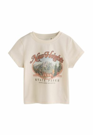 Beżowy T-shirt z krótkim rękawem z napisem "New Heights 1994 State Parks Alpine Lodge Residential" oraz grafiką góry i lasu.