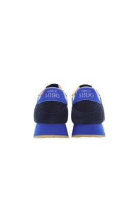 Sneakers blu navy con accenti blu e arancione, con la scritta "SINCE 1890" sul tallone, esposti su uno sfondo bianco.