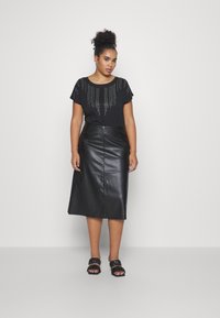 ONLY Carmakoma CARLULA O NECK RHINESTONE - Tričko s potlačou - black