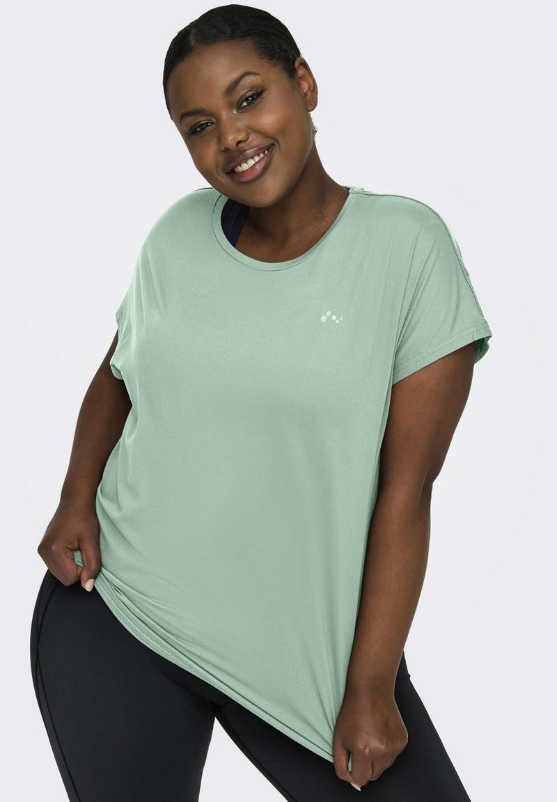 ONLY Play - ONPAUBREE SS LOOSE TRAIN CURVY NOOS - T-shirt - bas - frosty green, Förstora