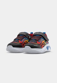 Kinderschuhe mit mehrfarbigen Flammenmustern, schwarzen und blauen Details, rotem Innenfutter, weißen Sohlen und schwarzen Klettverschlüssen mit dem Aufdruck Geox.