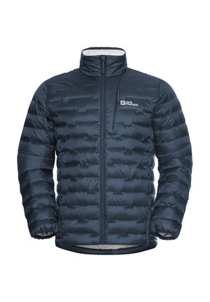 Giacca di piumino blu navy con collo alto, cerniera completa e cuciture in vista. Presenta un logo sul petto sinistro e polsini elasticizzati.