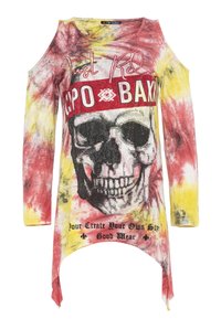 Asymmetrisches Langarmtop in Batikfarben von Gelb, Rot und Grau. Mit einem Totenkopf-Graphic, Nieten und gedrucktem Text auf der Vorderseite.
