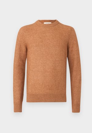 Pruunist kootud sviiter ümmarguse kaelusega, soonikkoes varrukate otstes ja hemil. Sile tekstuur, millel on õrn heledam mustris.