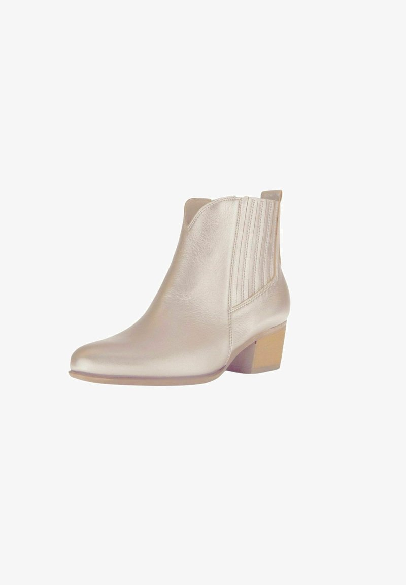 Botte en cuir beige métallique avec une finition lisse, des panneaux élastiques sur les côtés et un petit talon carré. Présente un design minimaliste et une texture subtile.