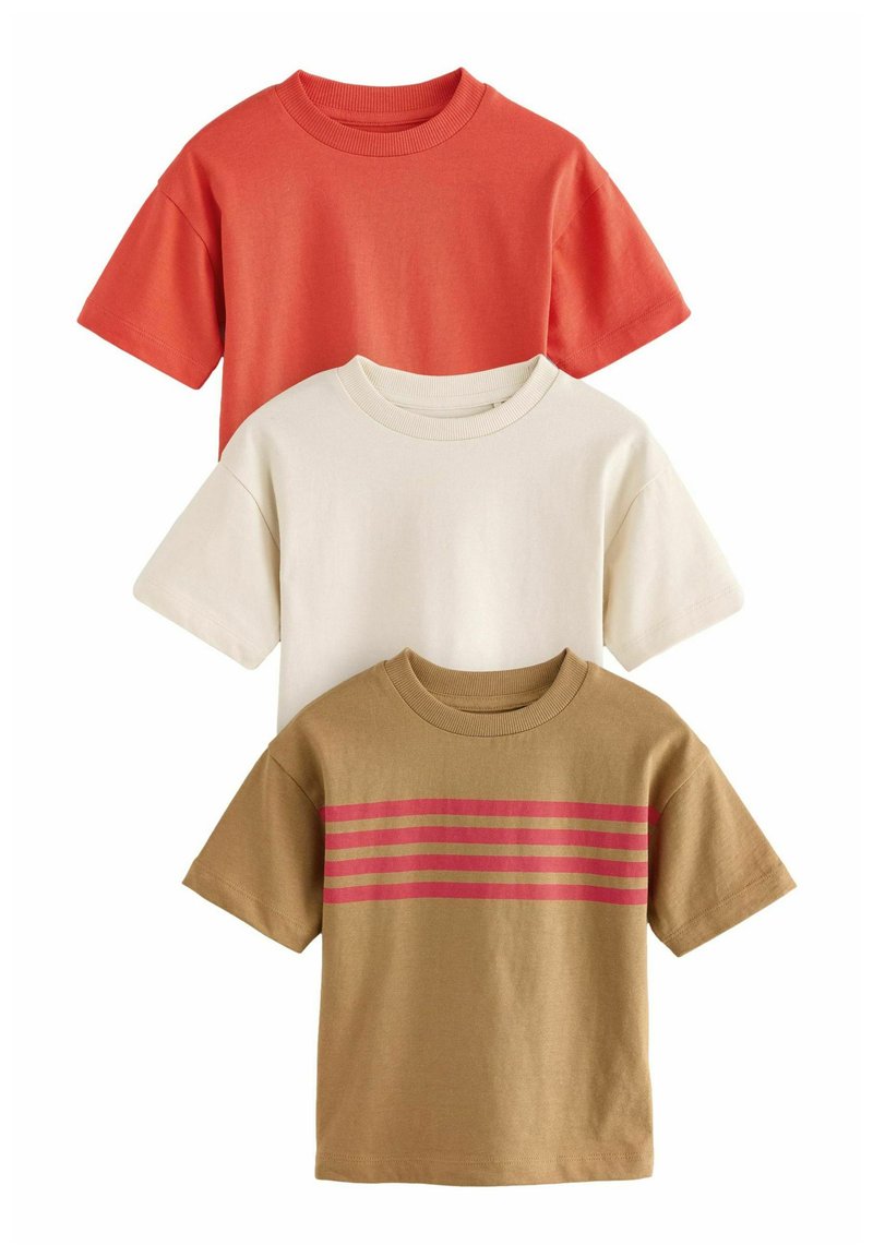Drei T-Shirts mit kurzen Ärmeln: eines rot, eines cremefarben und eines beige mit rosa Streifen. Baumwollstoff mit gerippten Kragen und lässigem Schnitt.