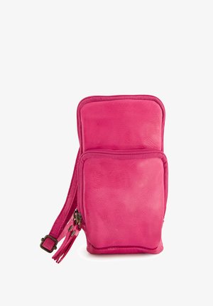 Sac en cuir rose avec deux compartiments zippés, texture lisse et une sangle latérale ornée de franges. Design compact, adapté pour les petites affaires.