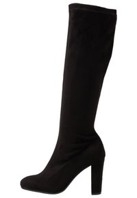 Botín negro hasta la rodilla hecho de un tejido suave con una textura lisa, con punta redondeada y un tacón alto y robusto. Sin acentos o patrones visibles.