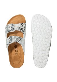 Vit och gråspräcklig sandal med två remmar och metallspännen, brun vadderad sula och vit texturerad sula, visad uppifrån och nerifrån.
