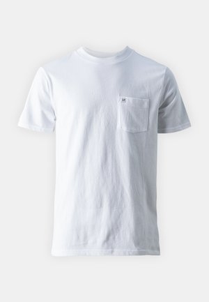 Valge puuvillane T-särk, millel on ümmargune kaelus, lühikesed varrukad ja vasakul rinnal tasku, taskul on väike logo. Sujuv tekstuur.