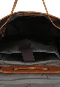 Borsa a tracolla in pelle marrone, con manici robusti, caratterizzata da un interno grigio foderato con un motivo discreto e un divisore centrale in tessuto.