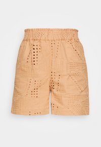 Shorts pêche avec une taille élastique, présentant des motifs texturés en découpe et des designs géométriques sur l'ensemble. Tissu respirant.