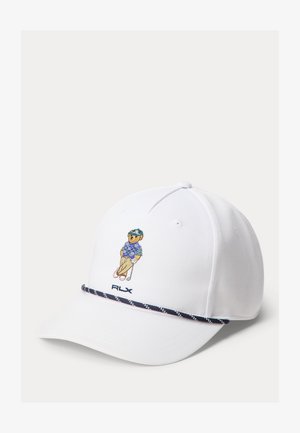 Bijela bejzbol kapa s izvezenim medvjedom koji nosi kapu, prugastu majicu i drži golf palicu iznad tamnoplave detalja užeta i RLX logotipa.
