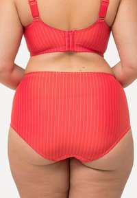 Ensemble de lingerie rayé rouge comprenant un bralette avec des bretelles réglables et un slip taille haute avec une texture lisse et des bords festonnés.
