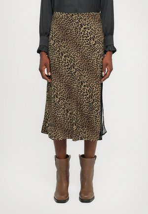 Gonna midi in stampa leopardo realizzata in tessuto leggero; presenta una linea dritta, spacchi laterali e una palette di colori neutri con tonalità marroni e beige.