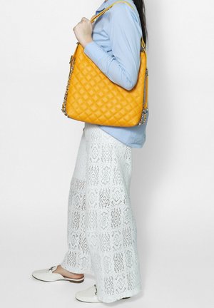 Chiara Ferretti, CHIARA FERRETTI SHOULDER BAG CONVERTIBLE INTO A BACKPACK - Sac à main - yellow
