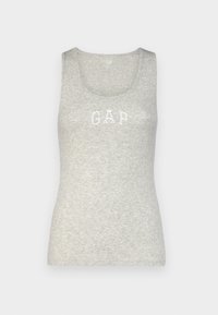 Camiseta sin mangas gris hecha de una tela suave, con un escote redondeado y el logotipo "GAP" en acentos brillantes en el pecho.