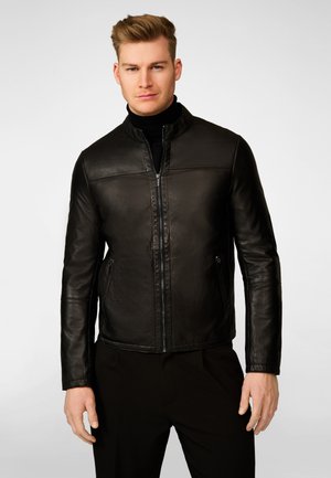 Veste en cuir noir avec col montant, fermeture éclair à l'avant et deux poches latérales. Texture lisse, design ajusté et détails de couture minimalistes.