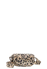 Torebka crossbody w motyw panterki, zrobiona z miękkiego materiału, o zaokrąglonym kształcie, z regulowanym paskiem i metalowym logo z przodu.