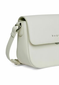 Borsa a tracolla bianca in pelle con chiusura a pattina, dotata di un logo argentato e di una tracolla regolabile. Texture liscia e design minimalista.