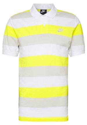 Polohemd mit Kragen, das horizontale Streifen in leuchtendem Gelb, Grau und Weiß aufweist. Hergestellt aus strukturiertem Stoff mit einem Nike-Logo auf der Brust.