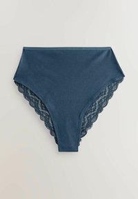 Mørkeblå højtaljede trusser med en glat stoffront og blondekant bagpå, der har en bølget kant og et delikat mønster.