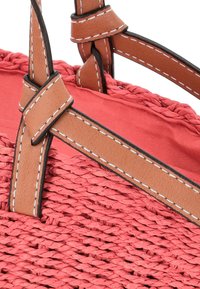 Geantă de umăr din paie împletită corai, cu mânere din piele maro. Are o căptușeală din țesătură solidă și cusături în contrast pe mânere.