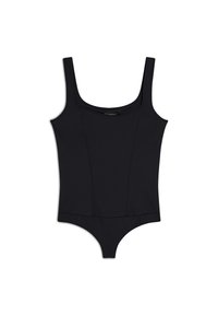 Bañador negro con escote en forma de barco y tirantes anchos. Presenta una textura suave y un diseño ajustado, enfatizando una silueta aerodinámica.