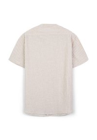 Camicia leggera beige chiaro a maniche corte con sottili strisce verticali blu navy. Tessuto morbido, scollo rotondo e orlo dritto con spacco laterale.