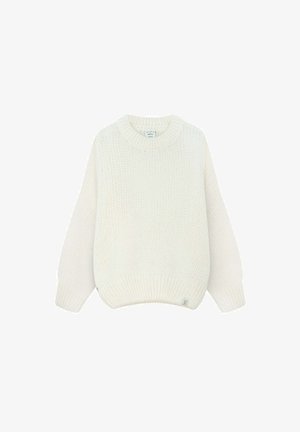 Gruby, dziany, kremowy sweter z długim rękawem, z prążkowanym okrągłym dekoltem, mankietami i dołem, rozłożony na płasko na białym tle.