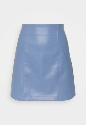 Hellblauer Minirock aus Kunstleder mit hoher Taille und sichtbaren, vertikalen Nahtdetails vorne.